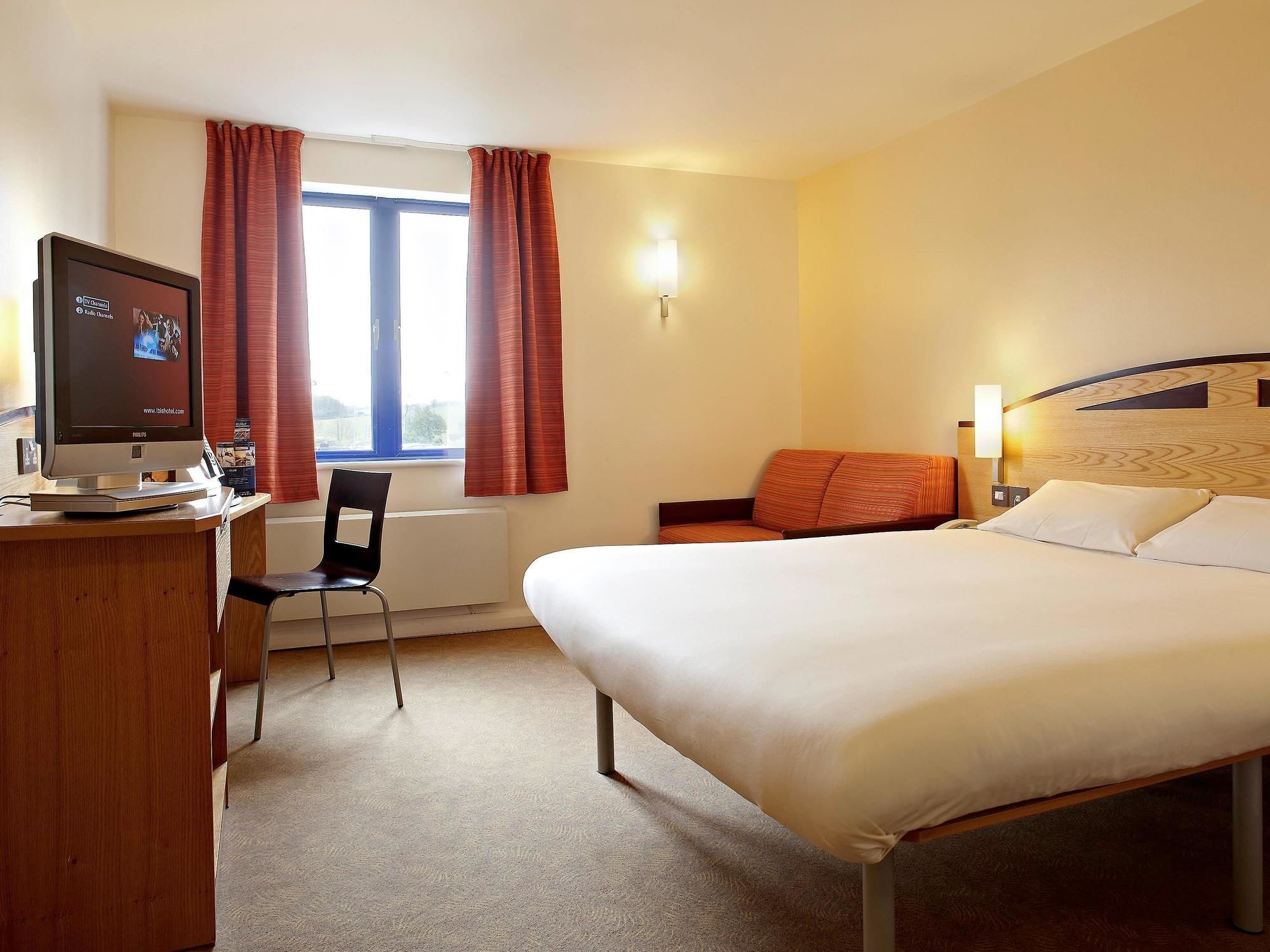 Ibis Rugby East Hotel Crick  Exterior photo